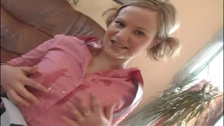 Vintage megastore: कड़क कॉलेज पिगटेल वाली लड़की बूढ़े लड़के को चोद रही है और चोद रही है।