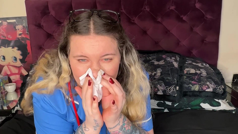 MissFFW: Infermiera donna donna si ciuccia il naso e finalmente viene...