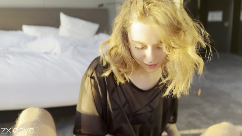 Zxlecya: Sladká Ruská Dívka Nabídla Svou Perfektní Růžovou Kundičku Před Snídaní