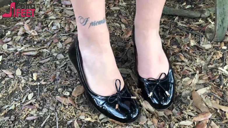 Smokin Fetish: Hot teen smoking in a park