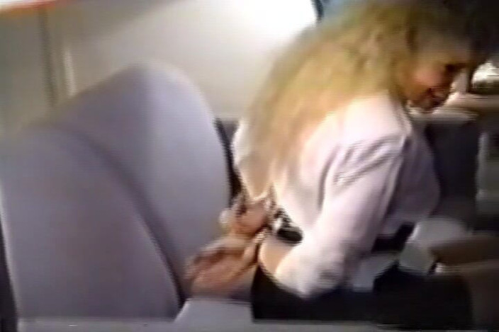 Club of Bondaged Babes: Une MILF blonde amateur se fait attacher les mains et...