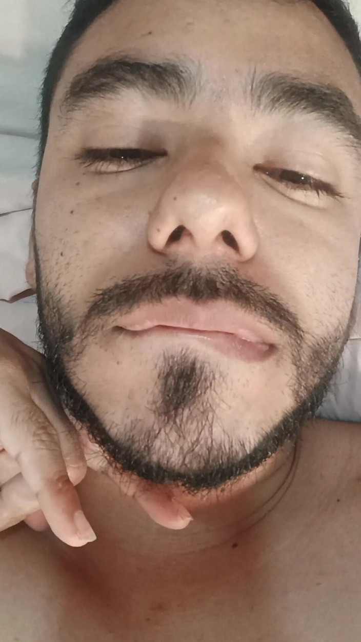 Tommhot: Молодий бородатий чоловік знімає себе і дуже гаряче кінчає