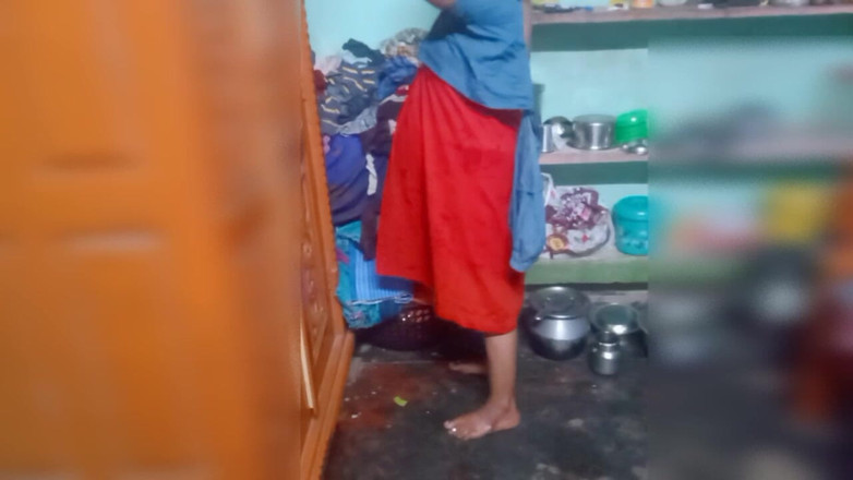 Priyanka314: Une beauté tamoule change de robe dans son bain