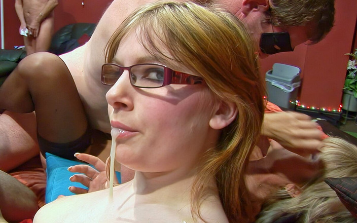 The Gangbang Club: Stříkání přes teenagerku a zralou na gangbangu