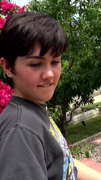 Daisy Taylor menghisap batang di luar rumah