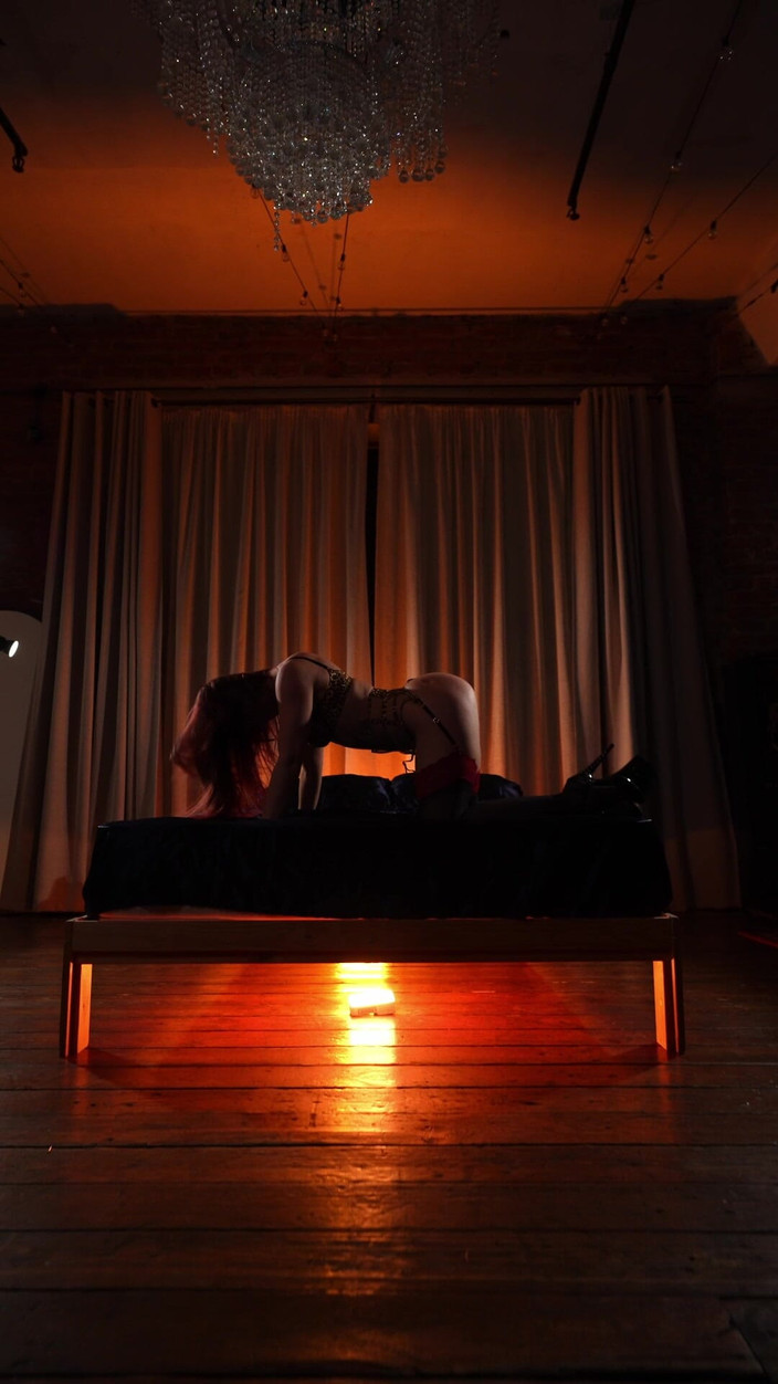 Renata Fox: A dança mais quente bem na cama