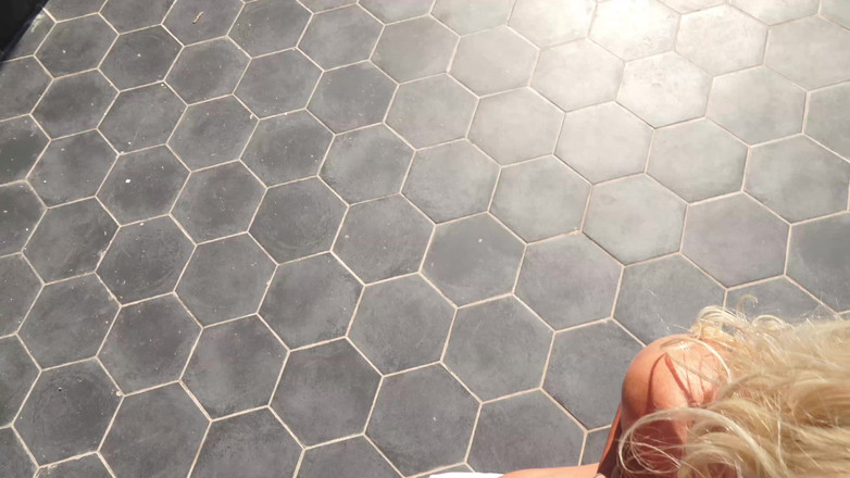 Java Consulting: Shakira's Sunny Patio Menghisap- Perayaan: Blonde Bombshell Memikat Dan Dikeringkan