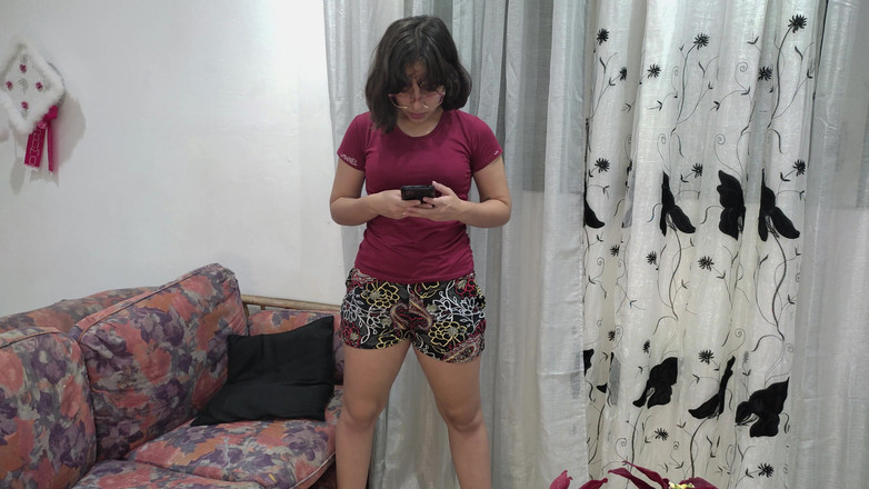 SugarPose: Genç kızın kıyafetleri büyülü bir şekilde kayboluyor