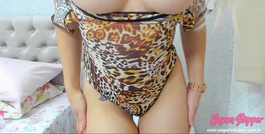 Nayflix: Blonde menukar pakaian di hadapan kamera web