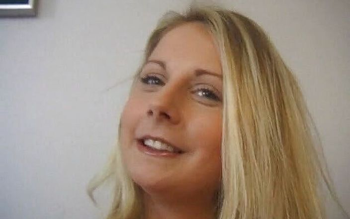 Flash Model Amateurs: Блондинка-красотка позирует обнаженной на кастинге в любительском видео