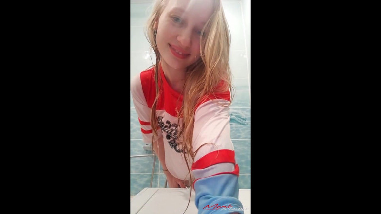 Meri-Mouse: J’ai un orgasme dans un t-shirt mouillé