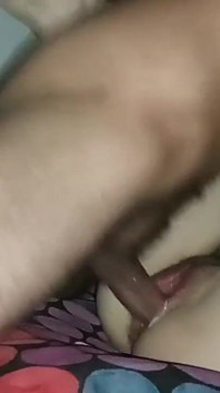 Ho indossato lingerie rosa, voglio che il mio ragazzo mi riempia di latte... h il suo grosso cazzo e dammi una buona leccata di figa (video completo)