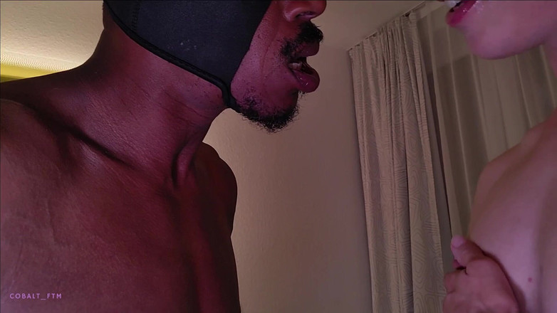 Cobalt FTM: Ftm Twink menyembah zakar ayah yang digantung sebelum dikongkek keras...