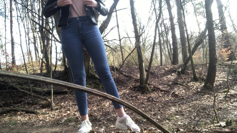 Arteya: Pee in the Forest
