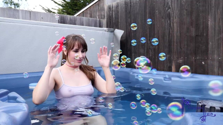 Princess Leia: Babysitter blows bubbles