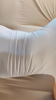 Twerk dans une robe blanche