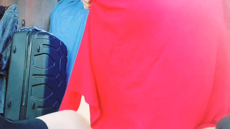 Kitty_Cross: 可爱的在微风中稍微抬起裙子