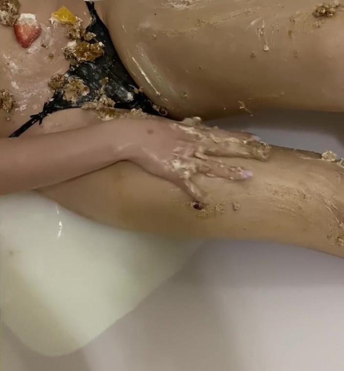 Monnycka: sweety cake on dirty bich