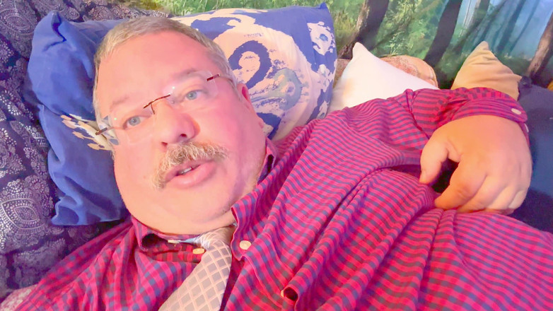 Hand-Free-Daddy-Chub: Süßer teddybär mit einem schnurrbart hat eine riesige ladung