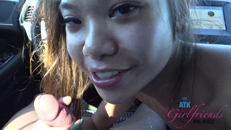 ATK Girlfriends: Ви берете Віну в походу до водоспаду і на шляху вона має пописати. Вам подобається маленьке шоу і отримати збудження.