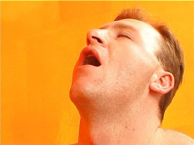 Lucky Cooch: Очаровательной девушке-брюнетке лижут киску и трахают игрушками