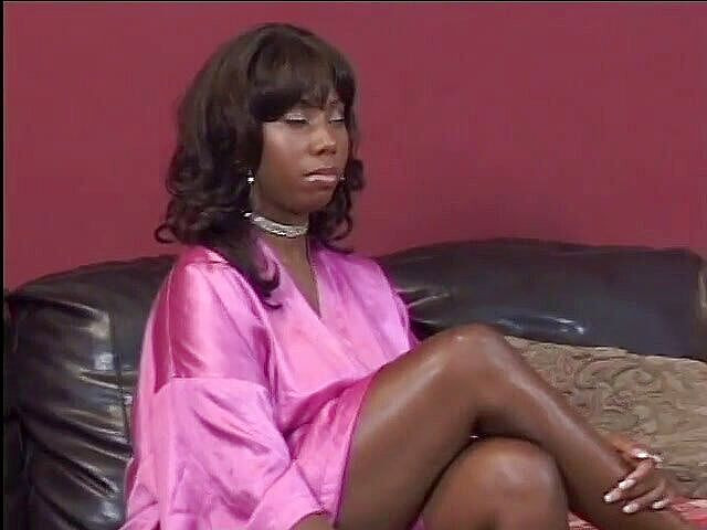 A Lesbian World: Seksi zenci kaltaklar amcık yiyor ve sikişmek için dildo ve...