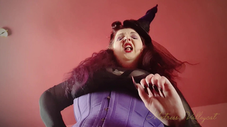 Mxtress Valleycat: 村の経済をむさぼり食う