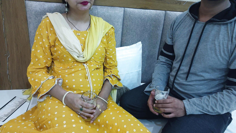 Hornycouple149: 印度朋友的继母一边抚摸她的白阴户一边玩得很开心