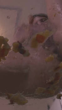 Fruit smoothie, Gina Gerson esmagando frutas com sua buceta e pés