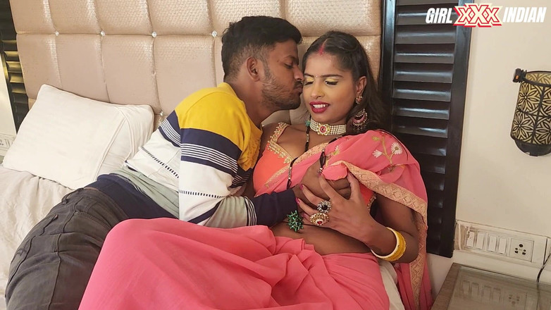 Indian Savita Bhabhi: 新婚情侣的首次夜间性爱激情性爱