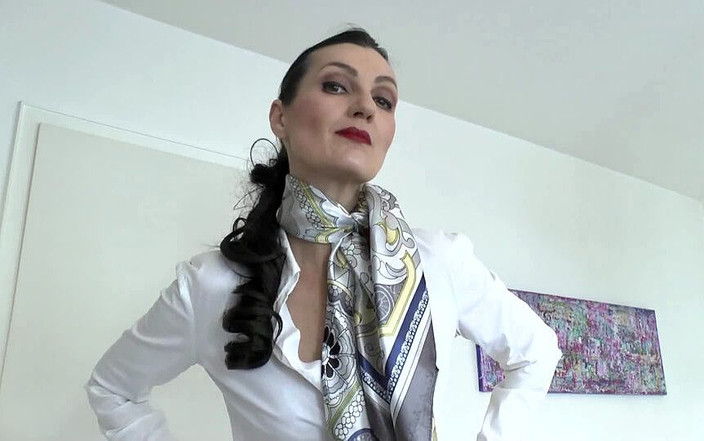 Lady Victoria Valente: Saten eşarplar defilesi