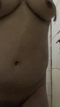 Indiana mostrando peitos grandes