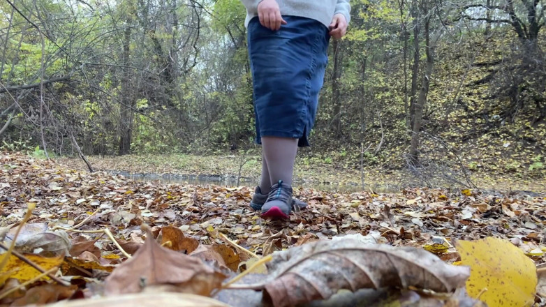 Elena: Curvy MILF in a long skirt pissing in the autumn...