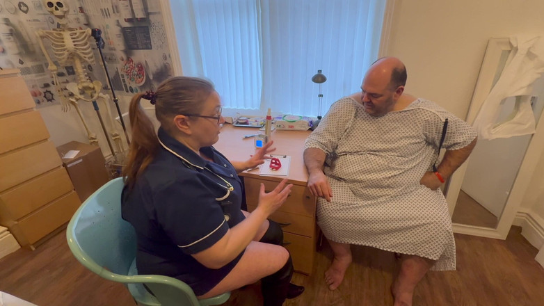 Aaexperiencesltd: Bölüm 1: Matron Satana ve Bay Jones anal muayene!