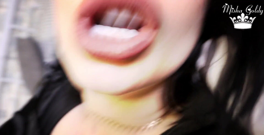 Goddess Misha Goldy: Lippen riechen und demütigen den cuck, während sie gefickt und...