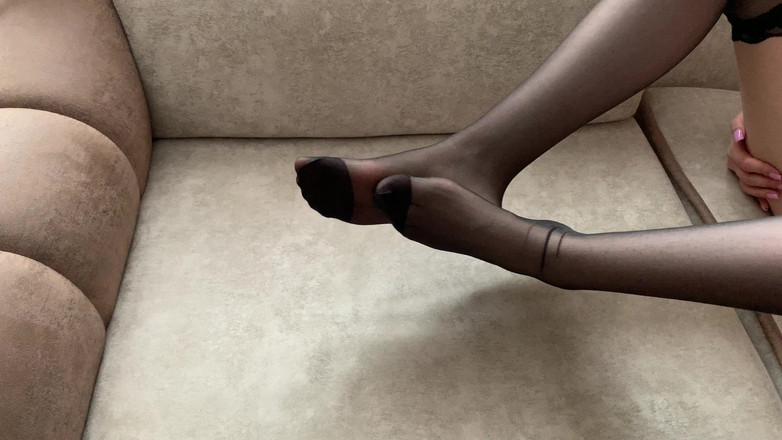 Gloria Gimson: Ragazza in calze nere si accarezza le gambe lunghe