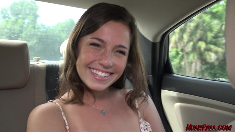 Hush Hush Entertainment: 주근깨 귀염둥이 Stella Stone은 데뷔 포르노 장면을 못 박습니다.