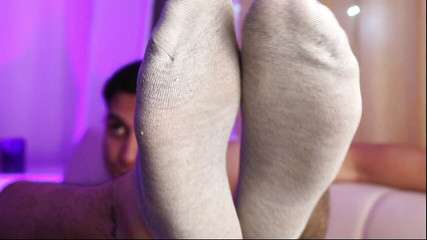 Tomas Styl: Kamarád ukazuje své zpocené, páchnoucí ponožky z týdne používání