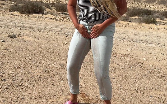 Emma Voyeur: Plassen in een lichte broek buitenshuis