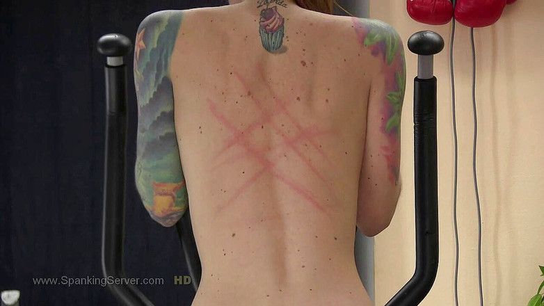Spanking Server: Foxy potetovaná holá bičem zezadu