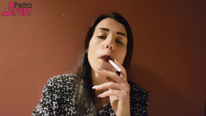 Smokin Fetish: Fabulous brunette likes smoking outdoors