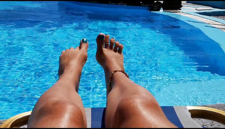 Erotic Tanya: Ignoré pendant que je me détends à la piscine