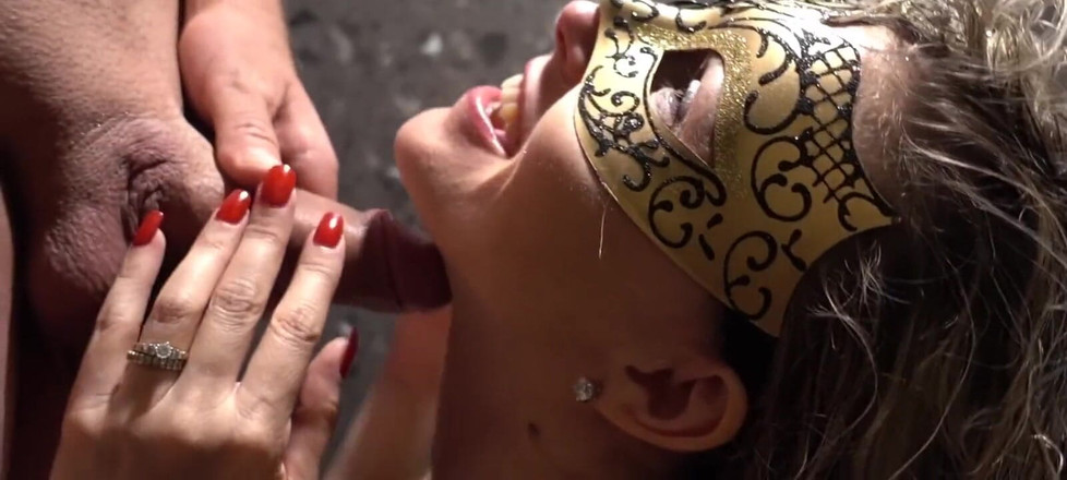 Bold Chops: セクシーな塊にシャワーオーラルから覆面の女性