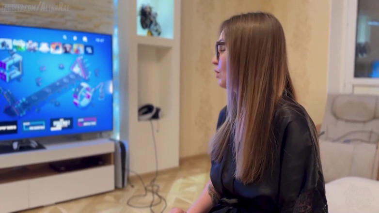 Alina Rai: Styvson knullar styvmamma medan hon är i Virtual Reality