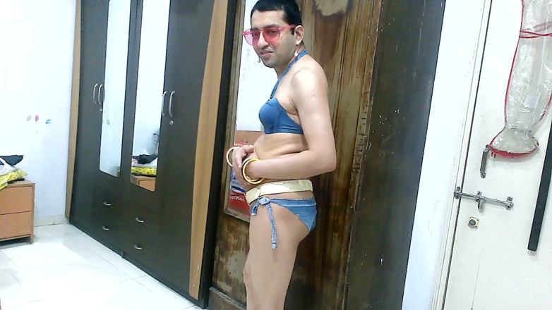 Cute & Nude Crossdresser: Quente maricas crossdresser femboy Sweet Lollipop em um biquíni jeans...