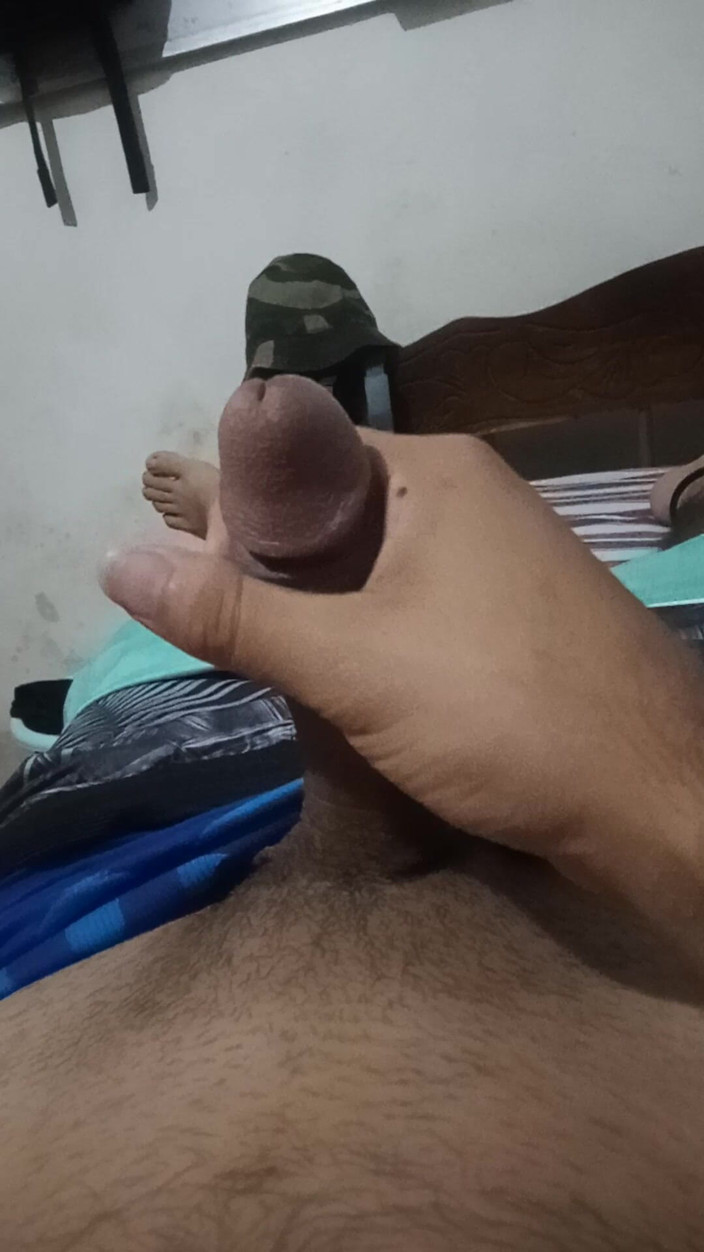 Cute boy jerks off: 18-jährige berührt seinen Penis, während seine nachbarn draußen in seinem...