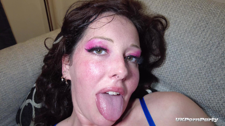 100% Amateur Gangbang and Bukkake from the UK!: Două femei care iau la prelucrat o cameră plină de...
