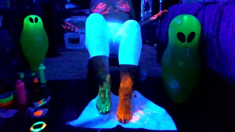 Miss Cupcake: ちょっとした足遊び、ちょっとしたボディペイント、キティキャットと遊ぶ