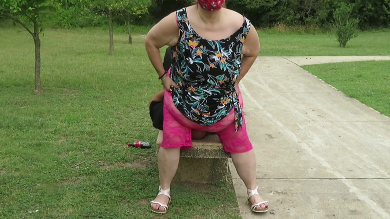 BBW nurse Vicki adventures with friends: Bangku taman duduk muka dalam renda merah jambu saya