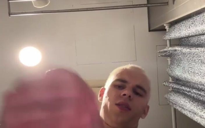 Max_Russell: Ik ging naar het toilet in een hostel en besloot...